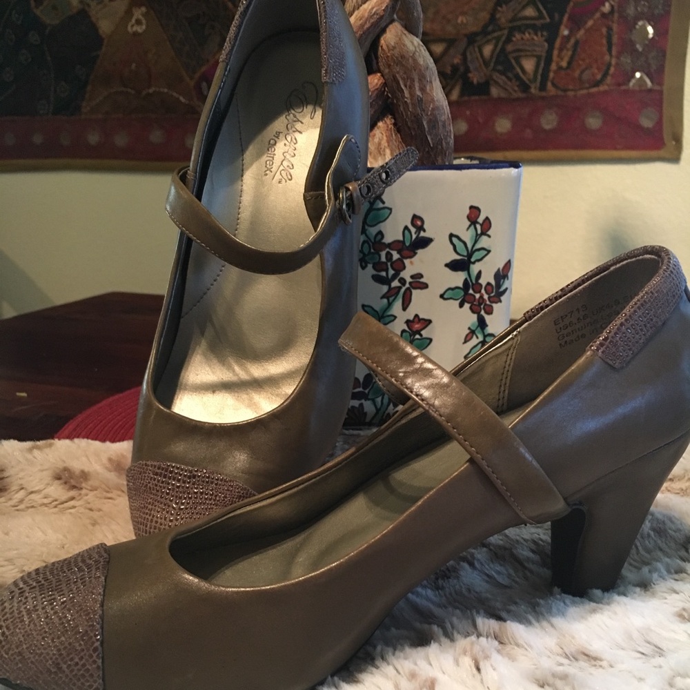 Aetrex Olive Green Single Strap Heels